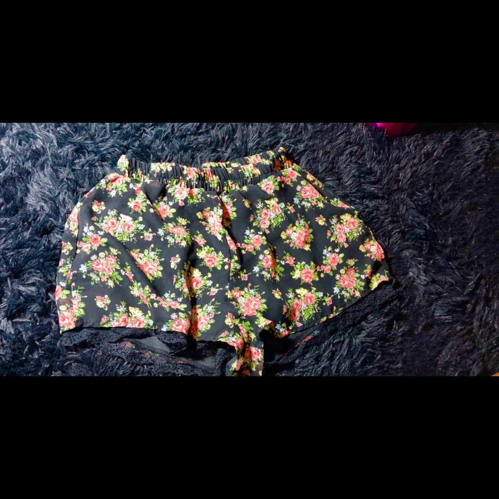 Flowery black shorts